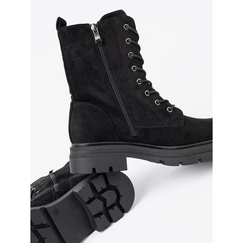 Shelvt Černé přichycené pracovníky na masivní podrážce černá 1