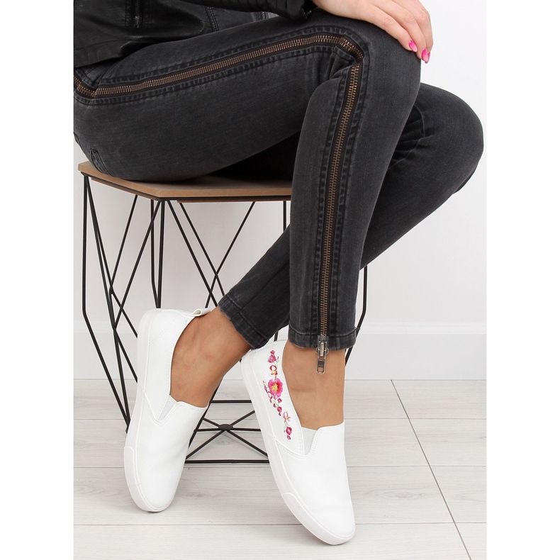 Slipy s jemnou bílou výšivkou g1204a White bílý 2