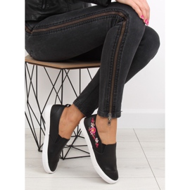 Slipy s jemnou černou výšivkou g1204a Black černý 2