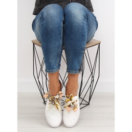 Tenisky šněrované bílou stuhou bílý 1