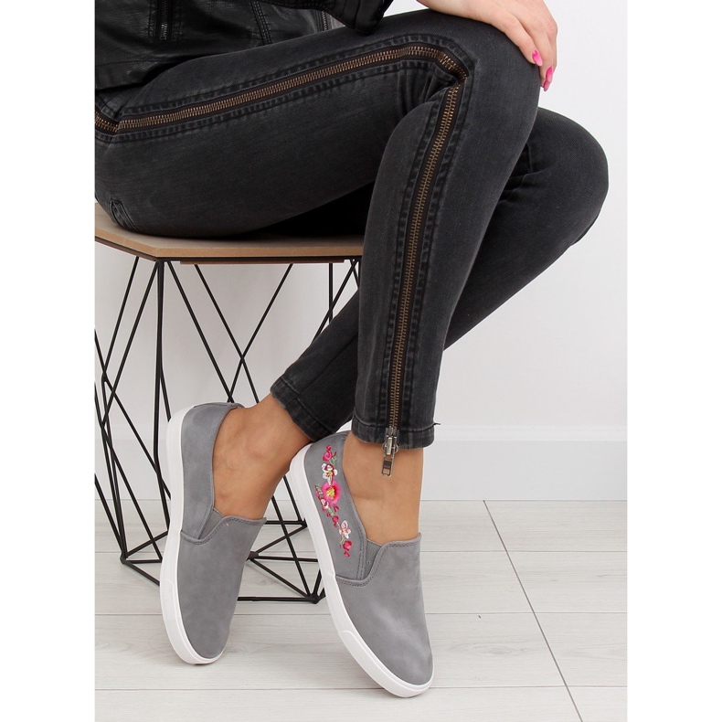 Šedé G1205-9 Šedé nazouvací tenisky s jemnou výšivkou šedá 1