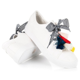 Ideal Shoes Bílé tenisky s třásněmi bílý 2