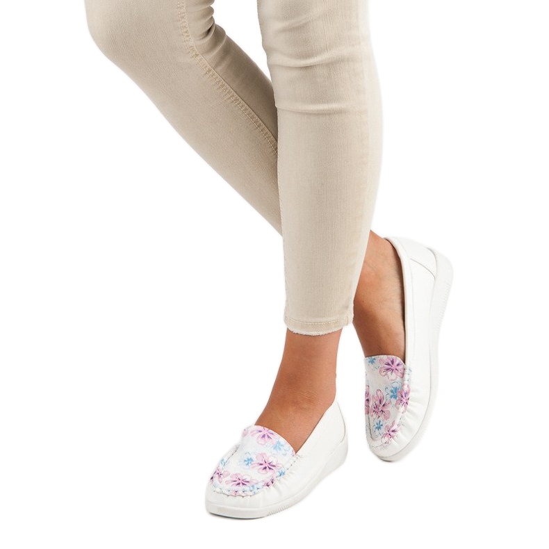 Tullo Bílé mokasíny s květinami bílý 2 Tullo Bílé mokasíny s květinami bílý 2
