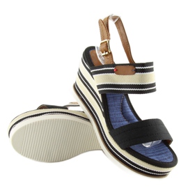 Černé sandály na klínovém podpatku D-37 černá 2 Černé sandály na klínovém podpatku D-37 černá 2