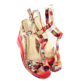 Saténové sandály na klínku 903 červené 1