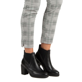 Elegantní kozačky na sloupek černá 4