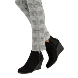 Corina Elegantní kozačky na klínku černá 1