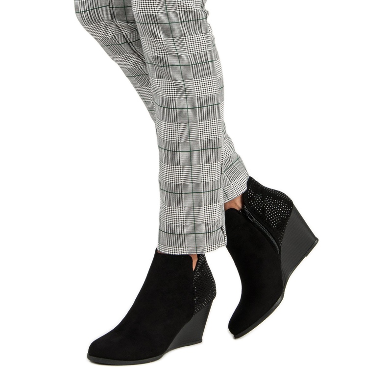 Corina Elegantní kozačky na klínku černá 1