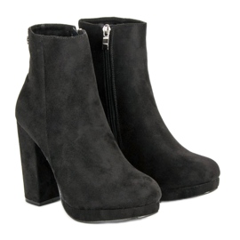 Small Swan Klasické kozačky na sloupek černá 1