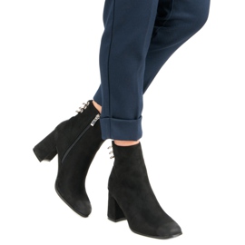 Stylové kozačky na sloupku VINCEZA černá 2 Stylové kozačky na sloupku VINCEZA černá 2