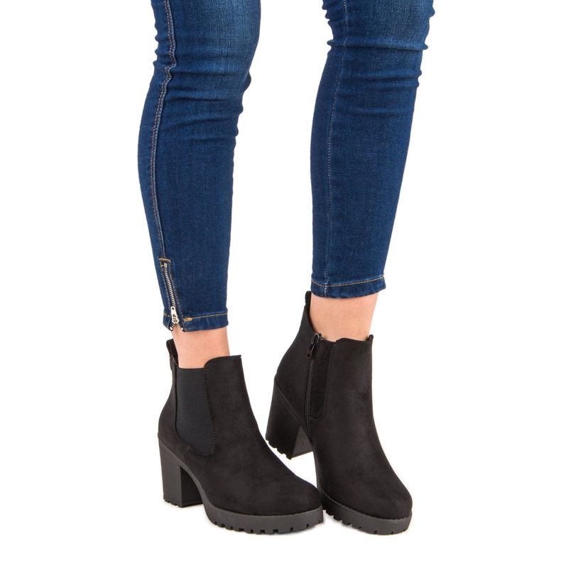 Ideal Shoes Semišové boty Chelsea na platformě černý 1