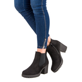 Ideal Shoes Semišové boty Chelsea na platformě černá 2