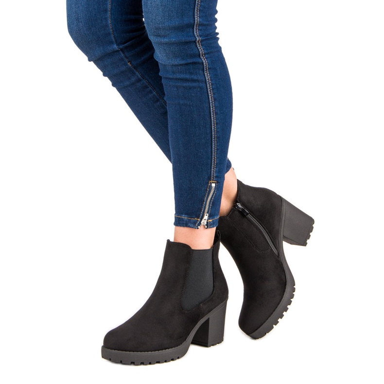 Ideal Shoes Semišové boty Chelsea na platformě černý 2