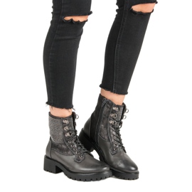 Ideal Shoes Přicházející pracovníci na platformě zelená 2