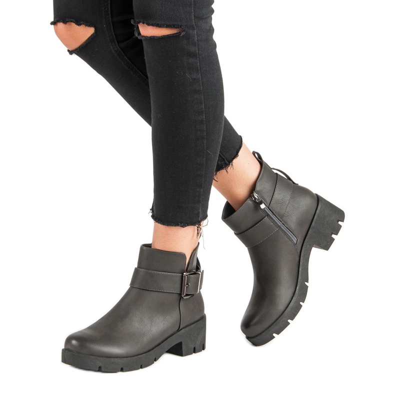 Kayla Šedí pracovníci na platformě šedá 2