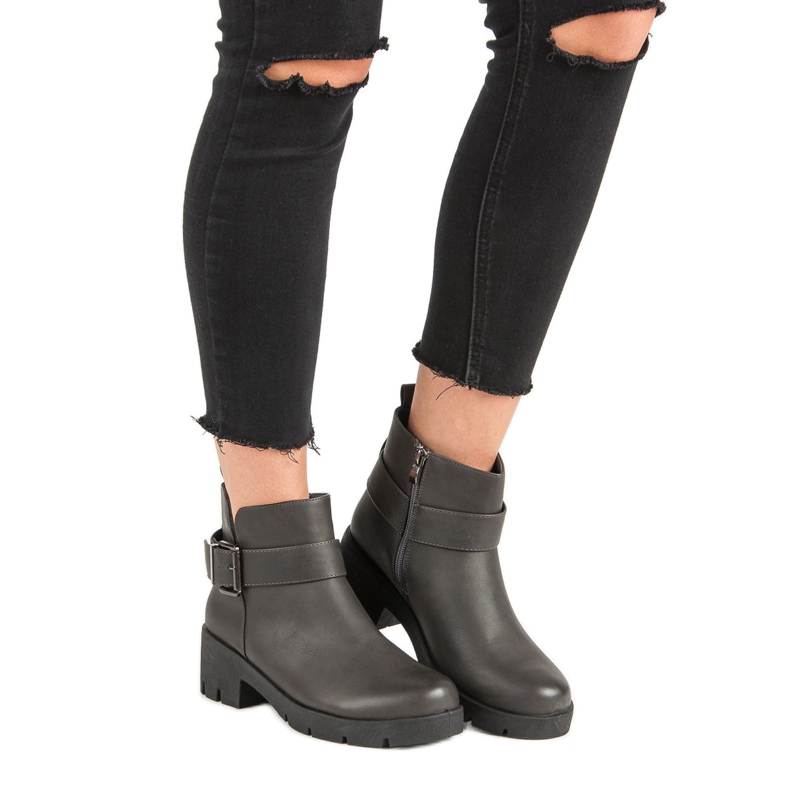 Kayla Šedí pracovníci na platformě šedá 1