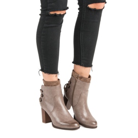 Super Mode Elegantní kozačky na sloupek hnědý 1 Super Mode Elegantní kozačky na sloupek hnědý 1