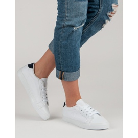 Bílé sportovní boty bílý černý 1