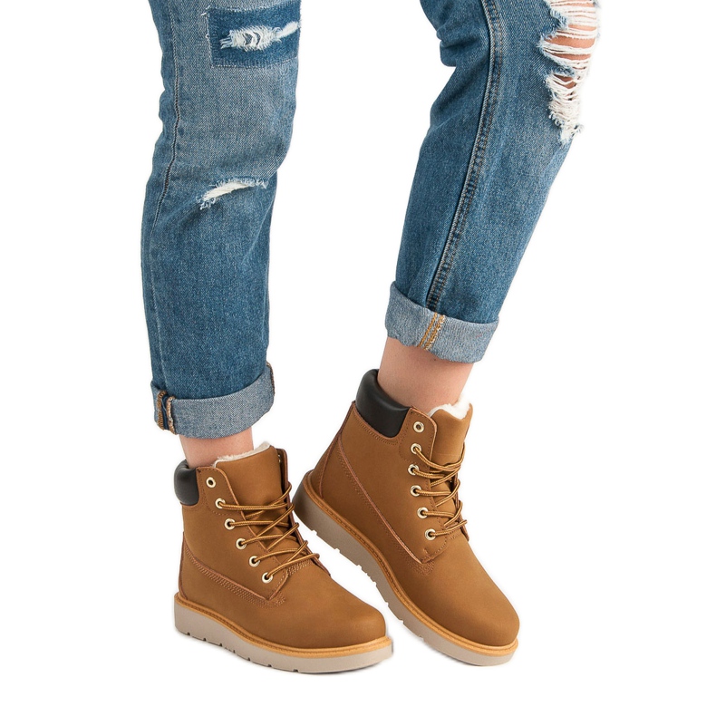 Trapery na platformě hnědý 1