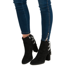 Ideal Shoes Módní kozačky na sloupek černá 1