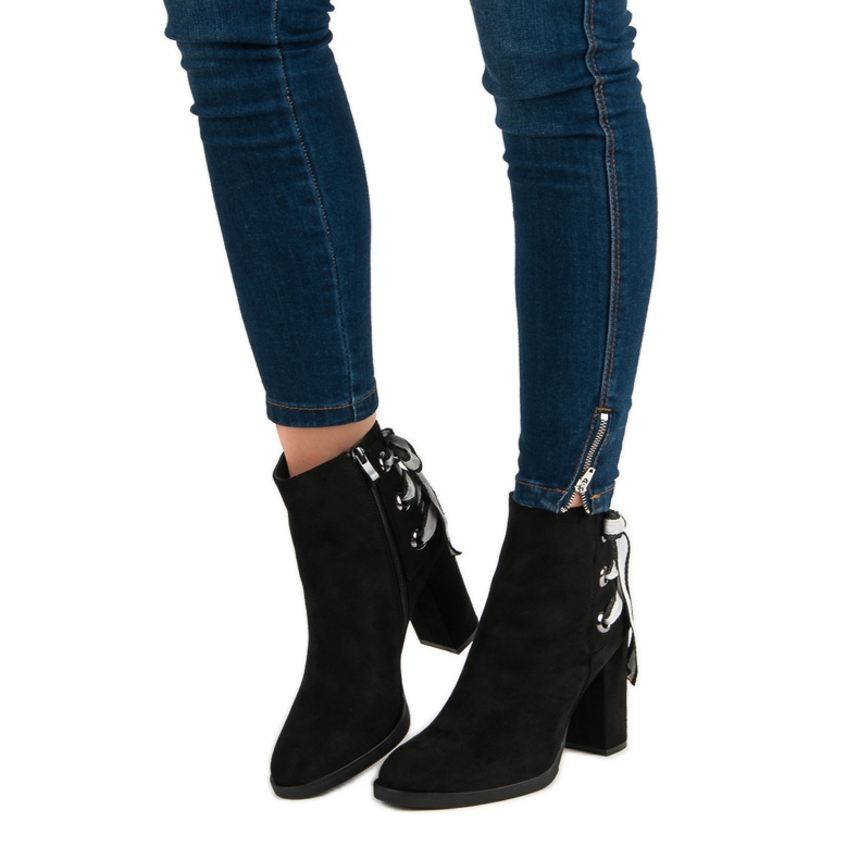 Ideal Shoes Módní kozačky na sloupek černá 1 Ideal Shoes Módní kozačky na sloupek černá 1