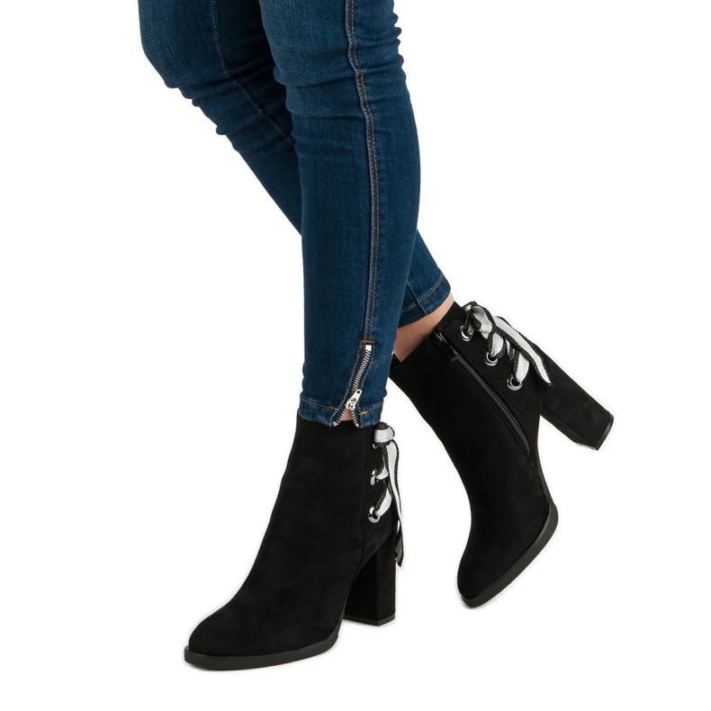 Ideal Shoes Módní kozačky na sloupek černá 2 Ideal Shoes Módní kozačky na sloupek černá 2