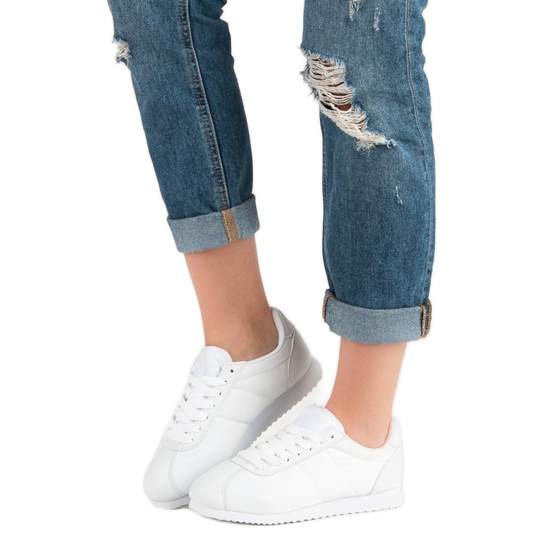 Bílé sportovní boty bílý 1