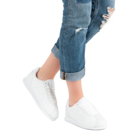 Bílé sportovní boty bílý 2