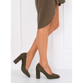 Čerpadla na zeleném sloupku 2242 Deep Green zelená 1 Čerpadla na zeleném sloupku 2242 Deep Green zelená 1