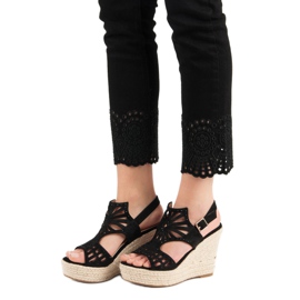 Top Shoes Prolamované klínové sandály černá 2