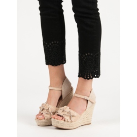 Top Shoes Béžové sandály s květinami béžový 2