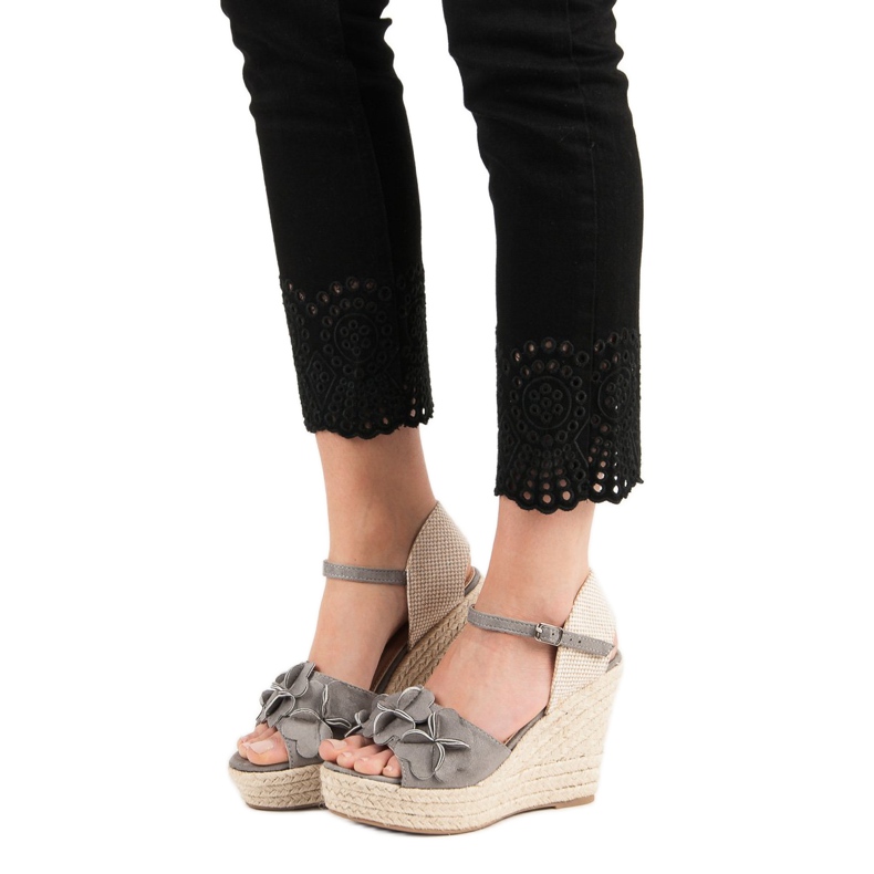 Top Shoes Šedé sandály s květinami šedá 2