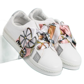 Sportovní obuv svázaná stuhou bílý 1 Sportovní obuv svázaná stuhou bílý 1