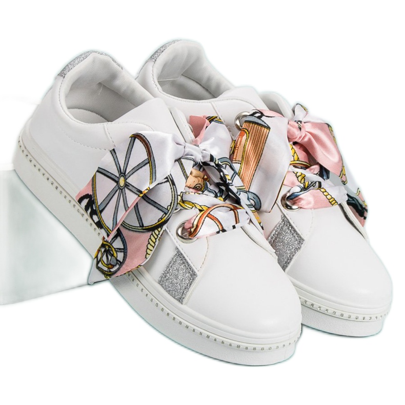 Sportovní obuv svázaná stuhou bílý 1 Sportovní obuv svázaná stuhou bílý 1