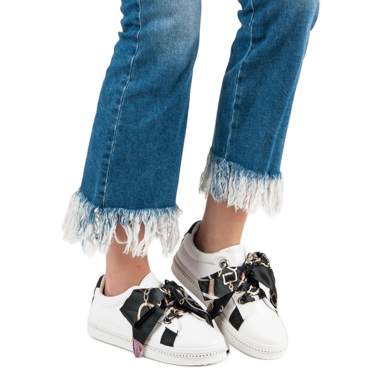 Sportovní obuv svázaná stuhou bílý 2