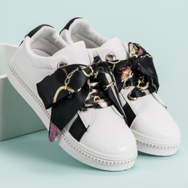 Sportovní obuv svázaná stuhou bílý 1