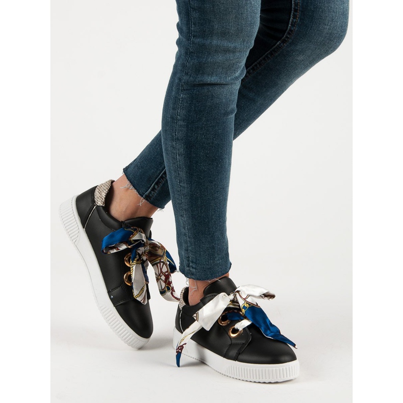 Sportovní obuv svázaná stuhou černá 1