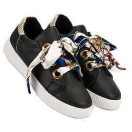 Sportovní obuv svázaná stuhou černý 2