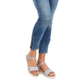 Šedé sandály na nízkém klínovém podpatku 7868-KL Šedá 1