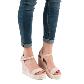 Ideal Shoes Stylové sandály na klínku béžový 2