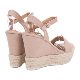 Ideal Shoes Stylové sandály na klínku béžový 1
