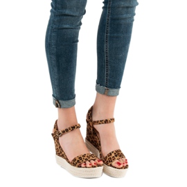 Ideal Shoes Stylové sandály na klínku hnědý 2 Ideal Shoes Stylové sandály na klínku hnědý 2