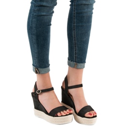 Ideal Shoes Stylové sandály na klínku černý 2