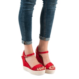 Ideal Shoes Stylové sandály na klínku červený 2