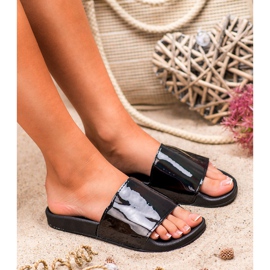 Small Swan Módní černé pantofle černá 1