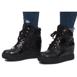 Černě lakované tenisky na hadím klínu černá 2