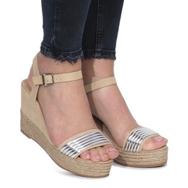 Béžové sandály na jemné klínové podpatku Glam Shine béžový 1 Béžové sandály na jemné klínové podpatku Glam Shine béžový 1