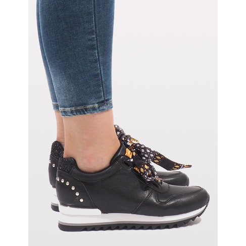 Černé sportovní tenisky na klínku G-124 černá 2