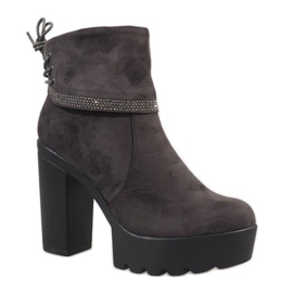 Izolované šedé boty na sloupku S80 šedá 1 Izolované šedé boty na sloupku S80 šedá 1