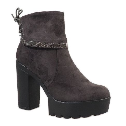 Izolované šedé boty na sloupku S80 šedá 1 Izolované šedé boty na sloupku S80 šedá 1